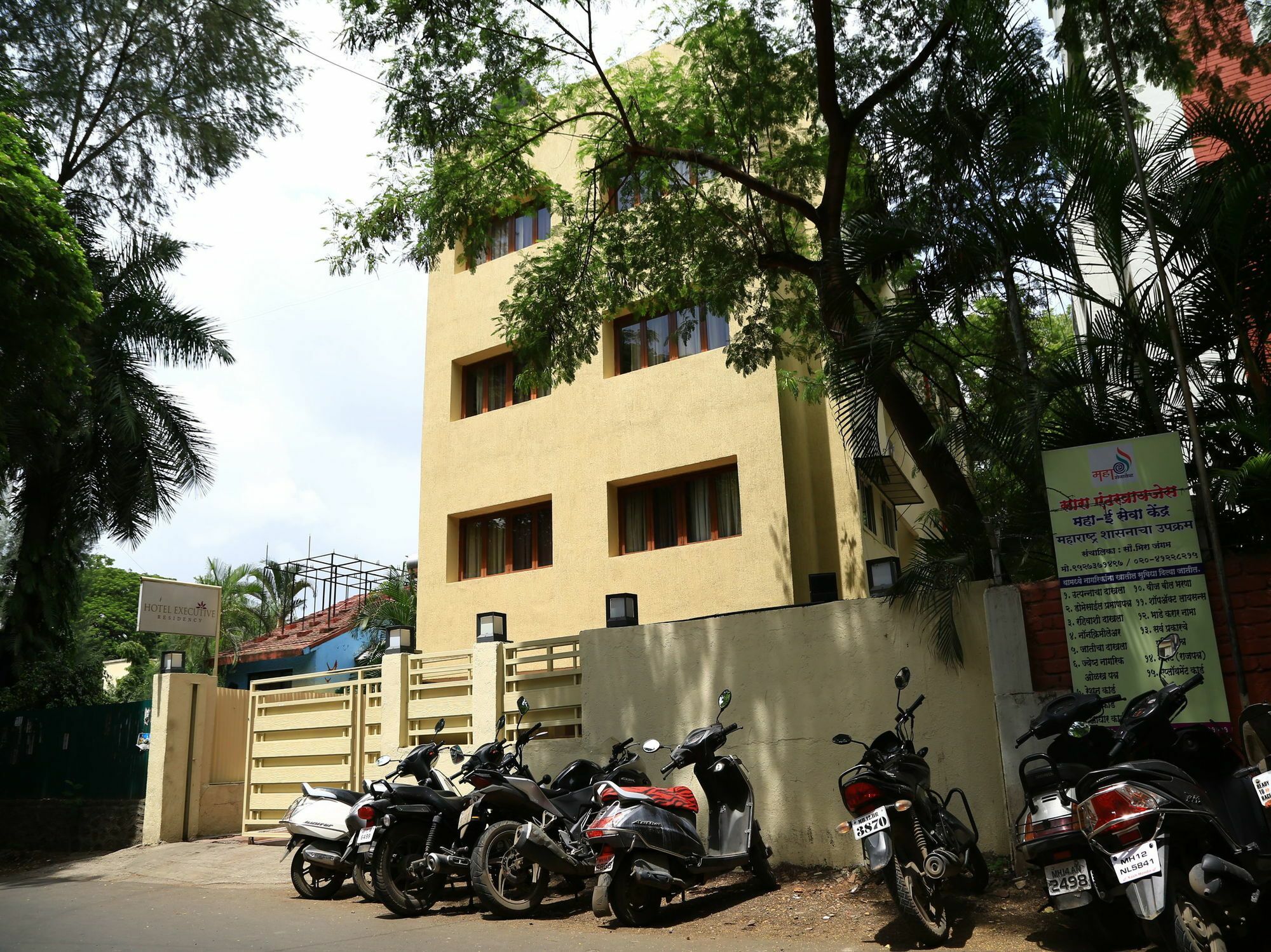 Oyo 13771 Executive Residency Hotel Pune Exterior foto