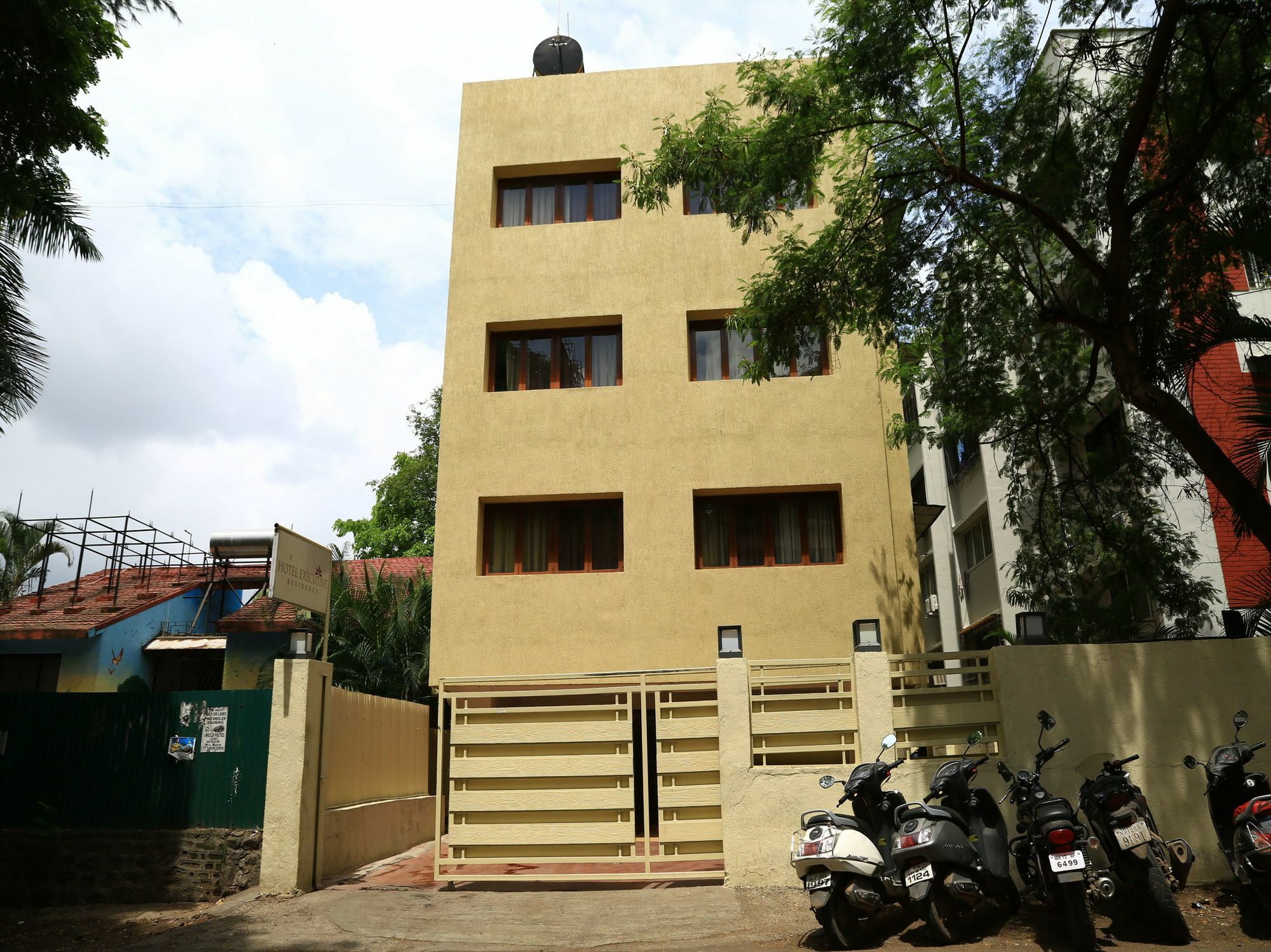 Oyo 13771 Executive Residency Hotel Pune Exterior foto