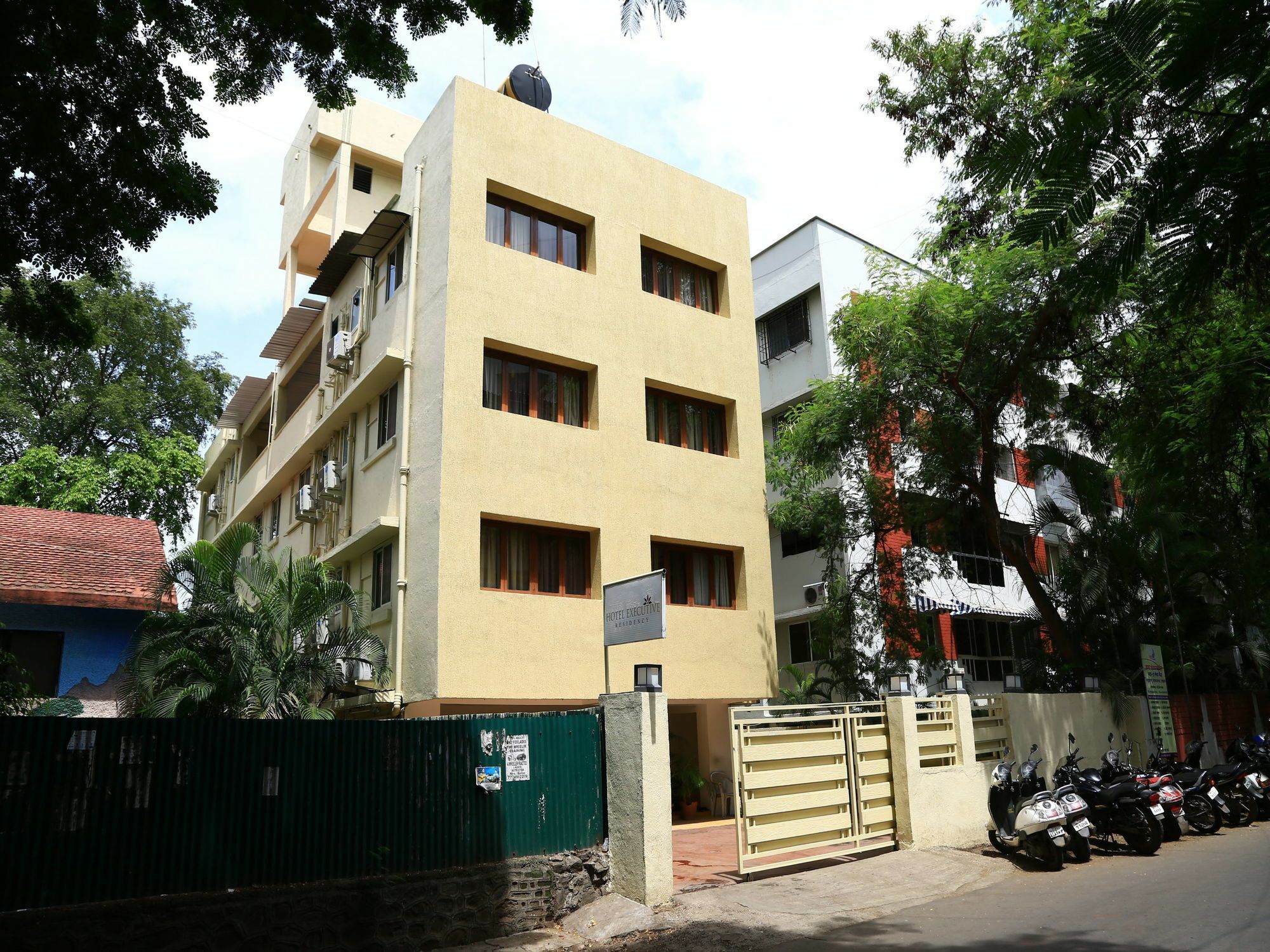 Oyo 13771 Executive Residency Hotel Pune Exterior foto